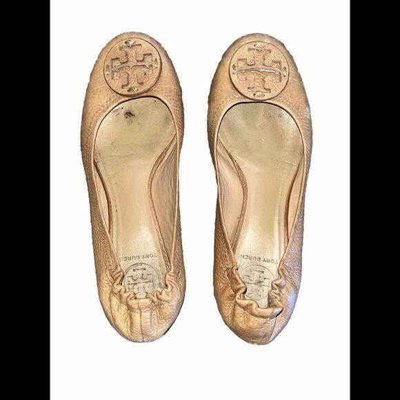 TORY BURCH Reva Ballet Flats w Signature Medallion Tan Pebbled Leather US 8M - Picture 2 of 4